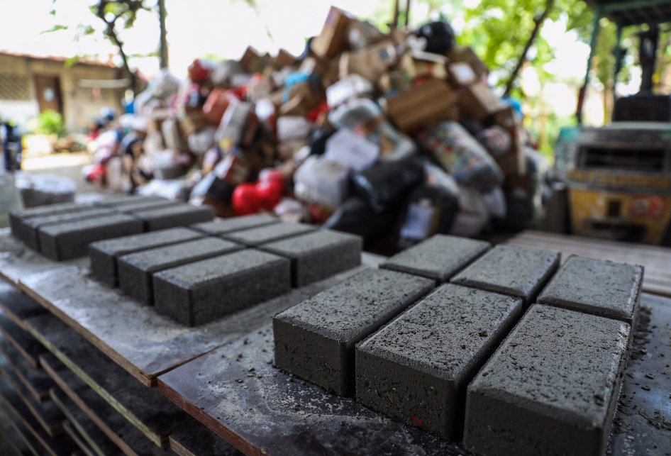 Paving Block dari Limbah Plastik